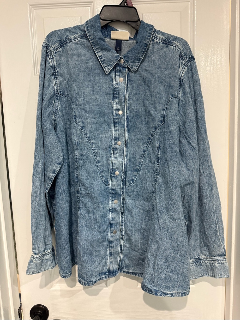 Light Blue Denim Snap-Front Women’s Shirt - Universal Threads size 22 NWT